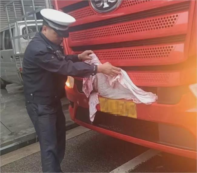 一行政执法车遮挡号牌罚200记9分 小聪明反被误