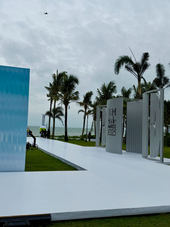 ELLE红毯蓄意是从沙滩沿途蔓延到大海 海风轻拂