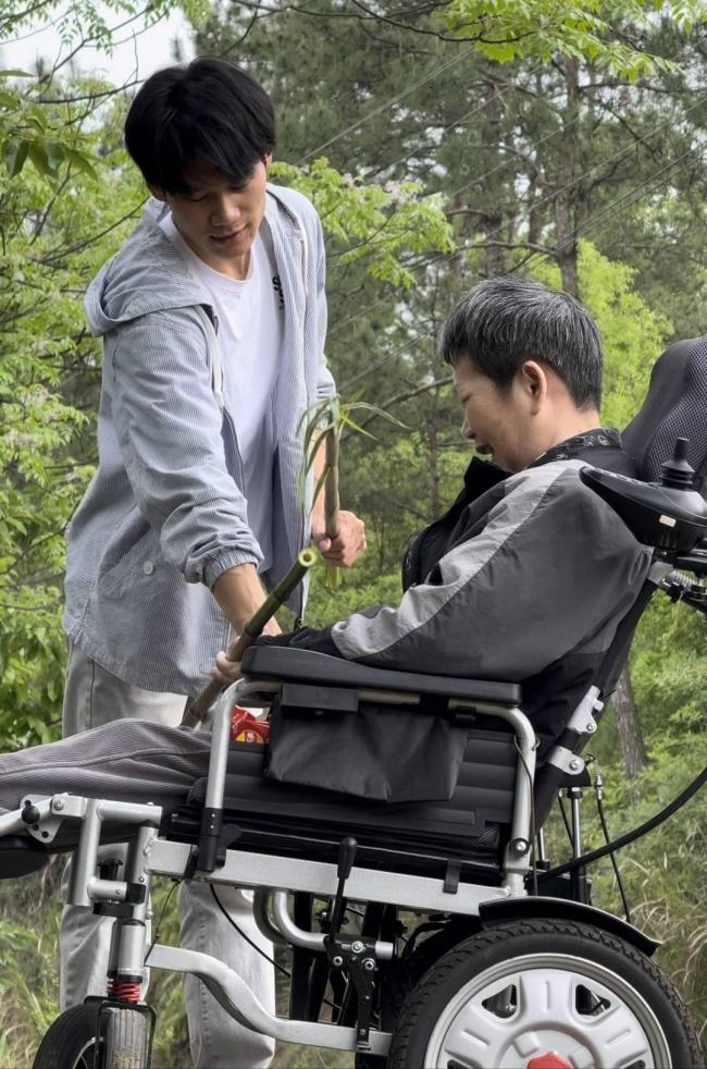 不想母亲被困在床上带她看世界 改造房车开启旅程