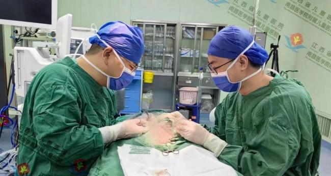 10岁男孩爬树坠落被树枝贯穿阴囊