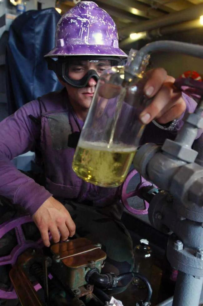 美军南海坠机是遭电磁攻击?想多了 网络热议背后的真相