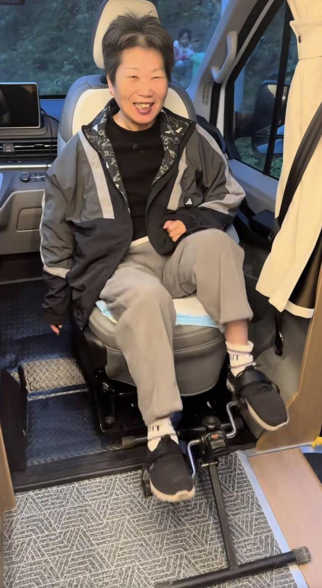 不想母亲被困在床上带她看世界