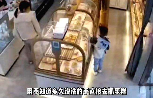 因辅导别摸蛋糕被网暴店主称将维权 母亲责问激发争议