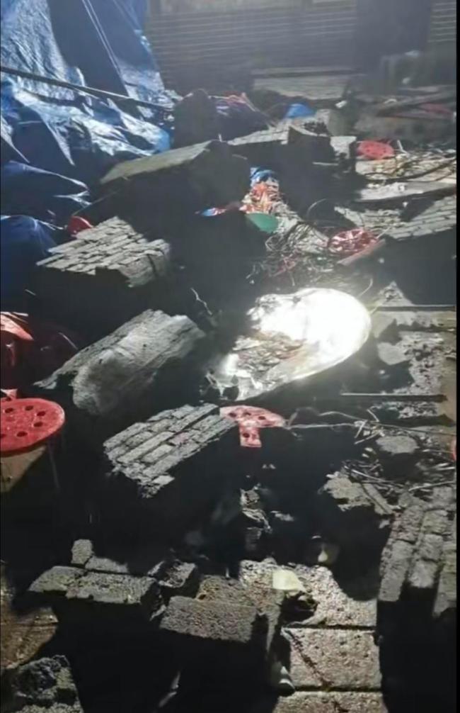 村民办丧事围墙倒塌 6名吊唁者身亡 悲剧背后的隐患