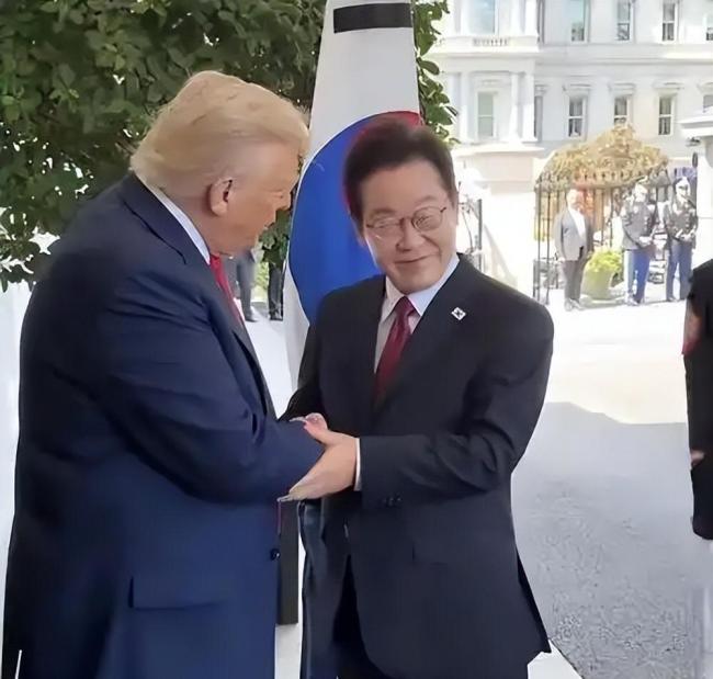 特朗普抵韩 落地后专属BGM响起 外交快进键