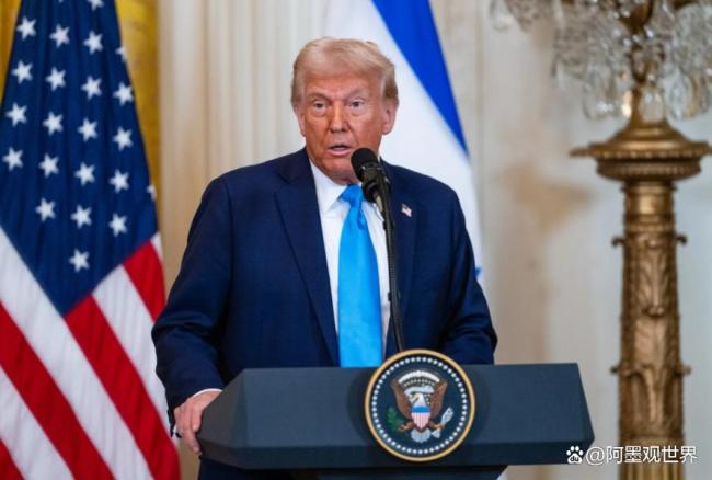 特朗普访问日本在美军士兵面前跳舞 即兴风格引关注