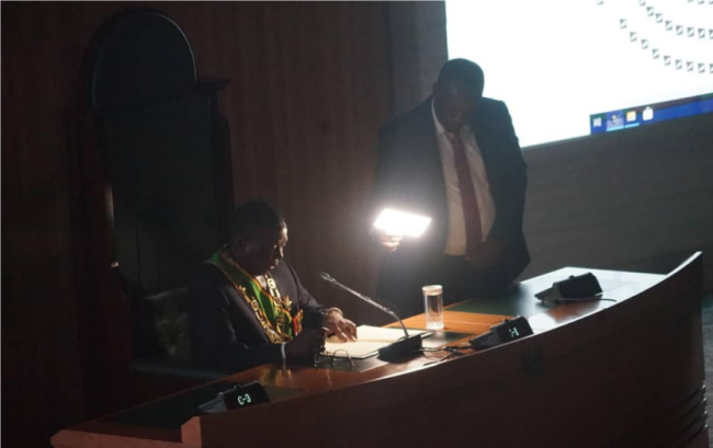 津巴布韦总统借手电筒照明完成发言