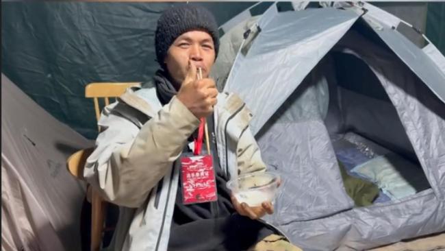 荒野求生选手直呼好累 残酷环境考验生存技能