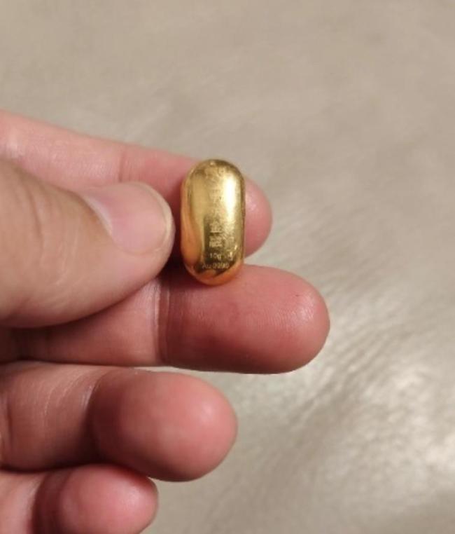 母亲告诉孩子吞下10克黄金后不要在外面大便。金