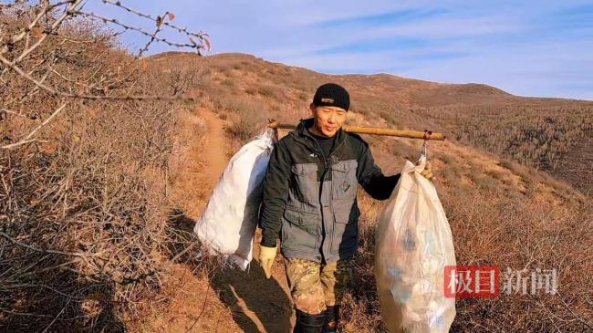 男子进山捡垃圾十年捡10万多个饮料瓶 大青山清道夫的坚持