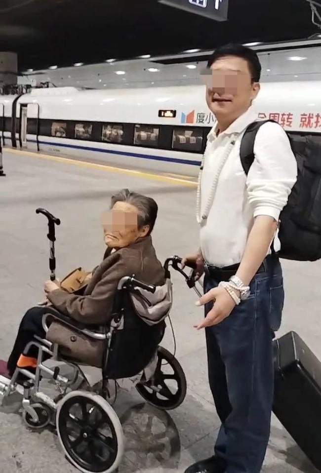 男子称94岁母亲遇郑智化式难题 车站服务引争议