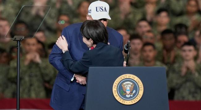 日本网民批高市早苗谄媚 引发全球关注