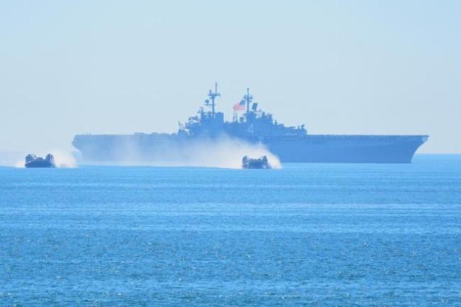 万吨大驱海上编队实战演练！导弹连射 对“敌”舰艇编队火力全开 冷热共架发射系统创造火力奇迹