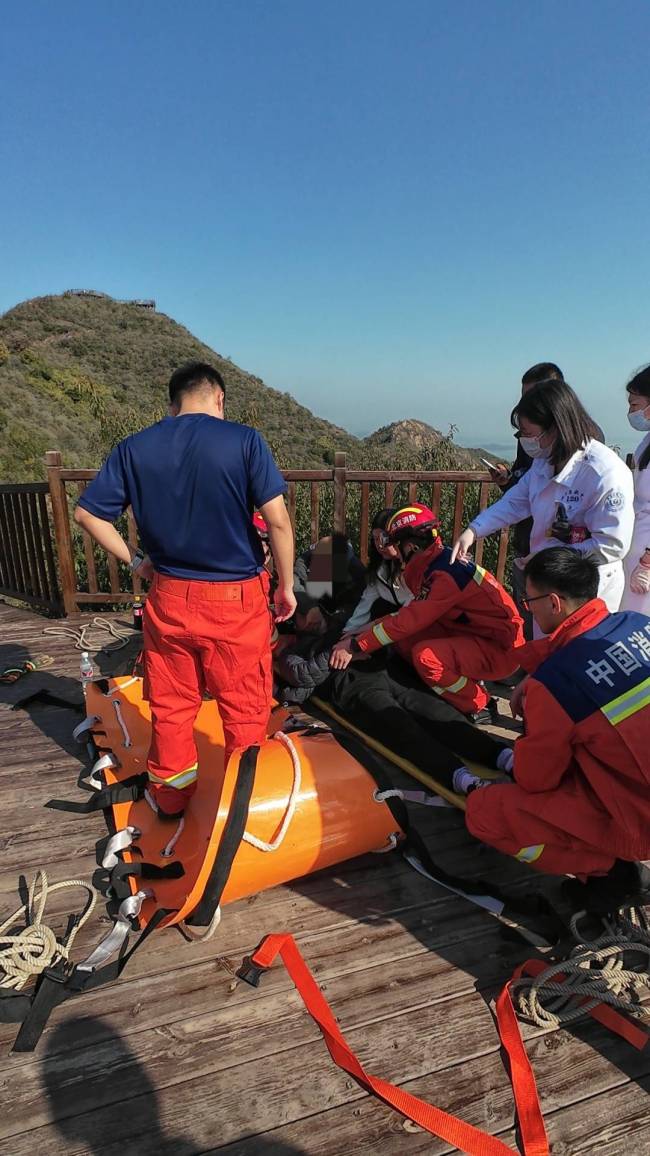 63岁老人登山晕厥,北京密云消防疾驰救援 紧急救助转危为安