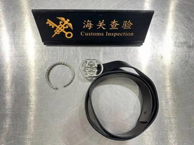 黄金手镯和皮带扣涂成银色入境被查