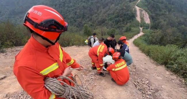 女子象鼻窝登山骨折 救援队紧急施救 封闭公园内的艰难救援