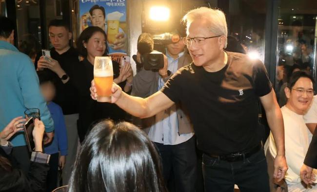 黄仁勋意外点燃韩国“鸡肉股” 模因狂热席卷股市