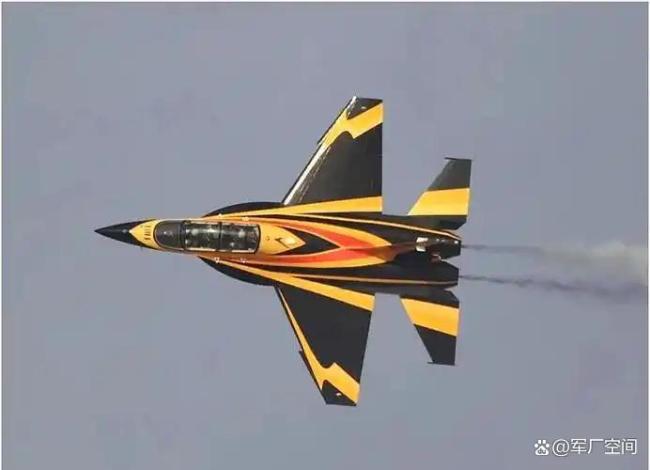 中国“超级小黄蜂”战机试飞炸场!双垂尾藏着啥玄机?作为一架内外兼修的战鹰,难怪它的亮相能引发如此巨大的关注