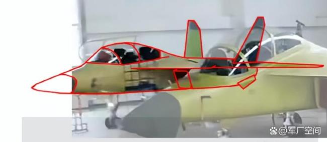 中国“超级小黄蜂”战机试飞炸场！双垂尾藏着啥玄机？作为一架内外兼修的战鹰，难怪它的亮相能引发如此巨大的关注