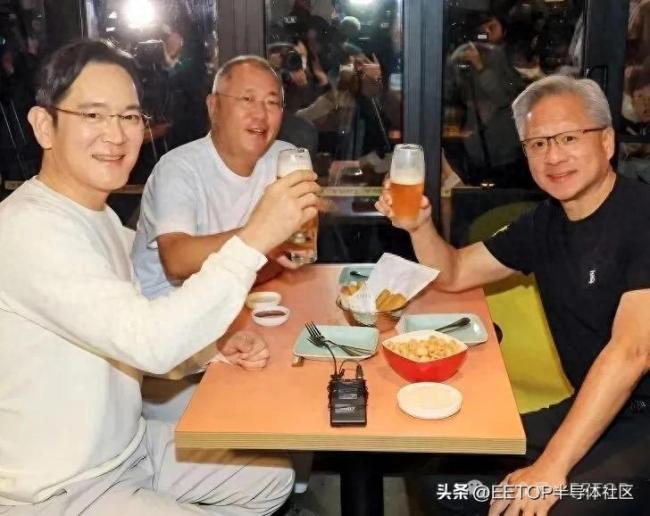 黃仁勛首爾街頭吃炸雞 上千人圍觀！