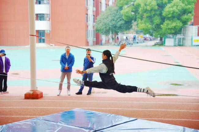 高校推广扁带运动 旋转跳跃身轻如燕！