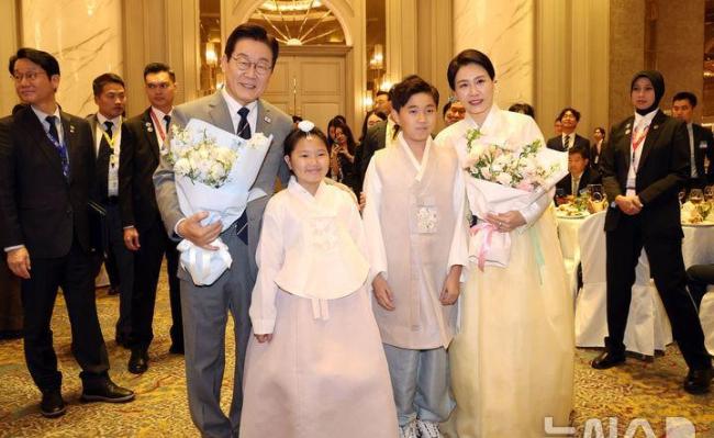 韩国第一夫人穿韩服接待APEC夫人团 展现文化自信