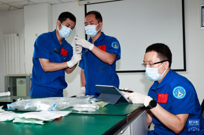 神二十一航天员神二十乘组激动相拥 逐梦星辰大海新篇章