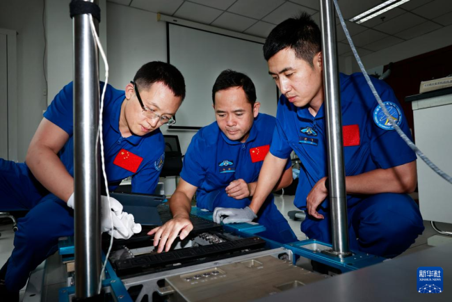 神二十一航天员神二十乘组激动相拥 逐梦星辰大海新篇章