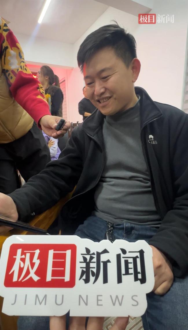 张洪章家人看神21升空哭成泪人 亲人见证激动时刻