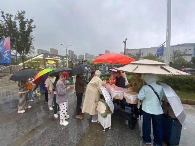 美院硕士卖包子排起长队 南北口味引热议