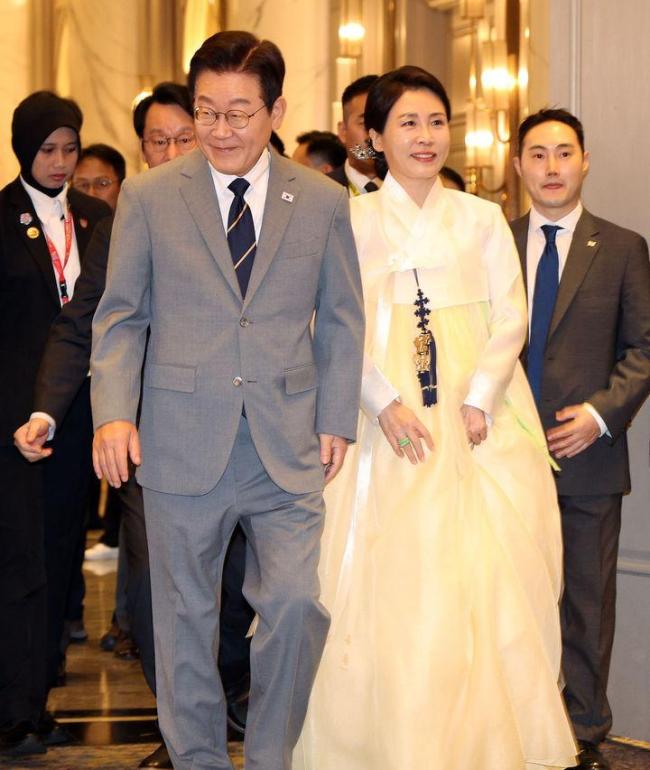 韩国第一夫人穿韩服接待APEC夫人团 展现文化自信