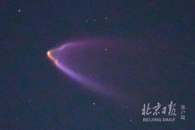 神舟二十一号飞船过境北京掠月而过 航天爱好者守候观测