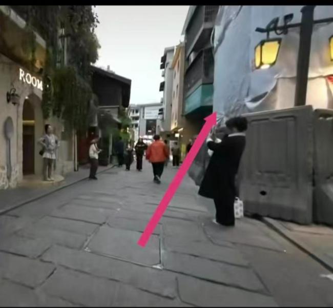 长沙网红街店铺外墙垮塌 2名女孩罹难 装修事故引发关注