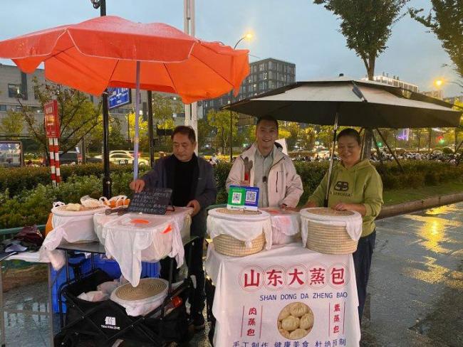 美院硕士在母校附近摆摊卖包子火了 南北口味大比拼