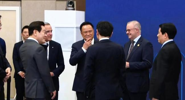 APEC领导人集体合影 外交棋局中的微妙信号