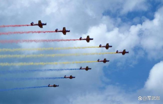 俄勇士飞行表演队炫特技“落叶飘” 苏-35S闪耀南昌天空