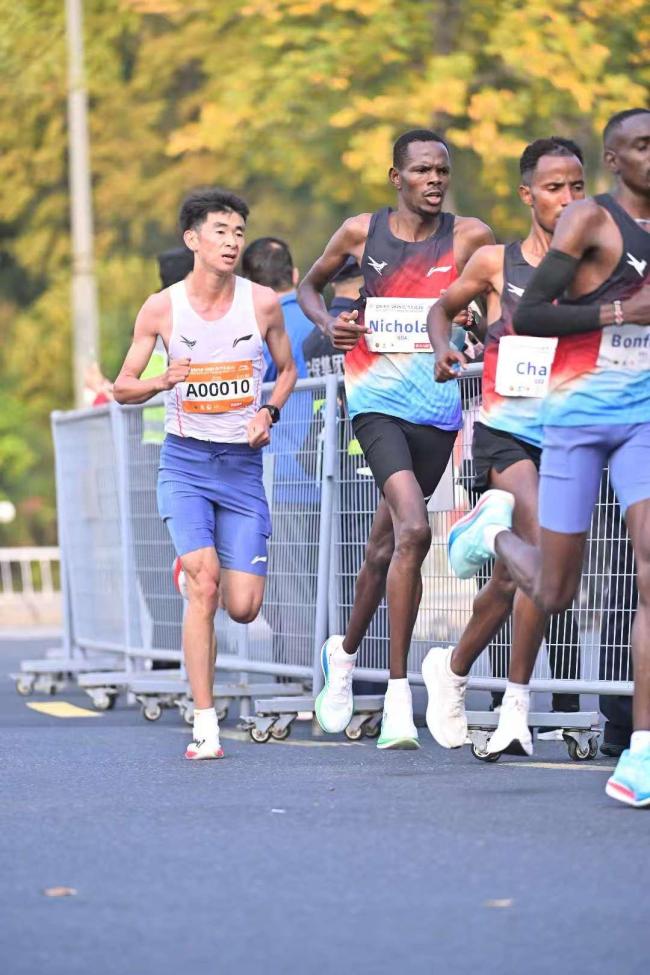 云南小伙获杭马中国选手第一 刷新个人最好成绩