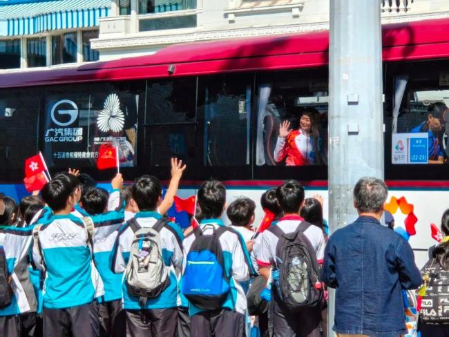 深圳市民欢呼迎接火炬手的到来 共襄全运盛会