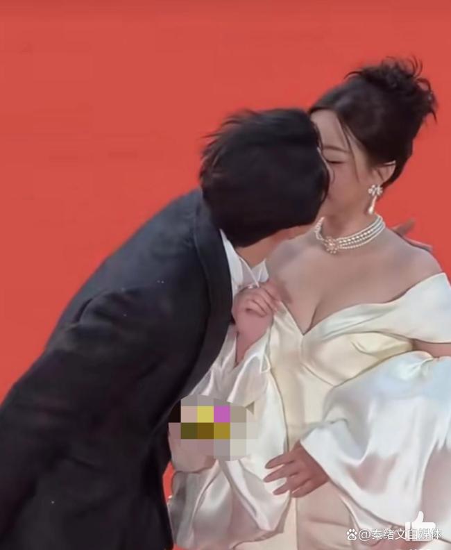 短剧演员朱一未白昕怡红毯亲吻 甜蜜瞬间引热议