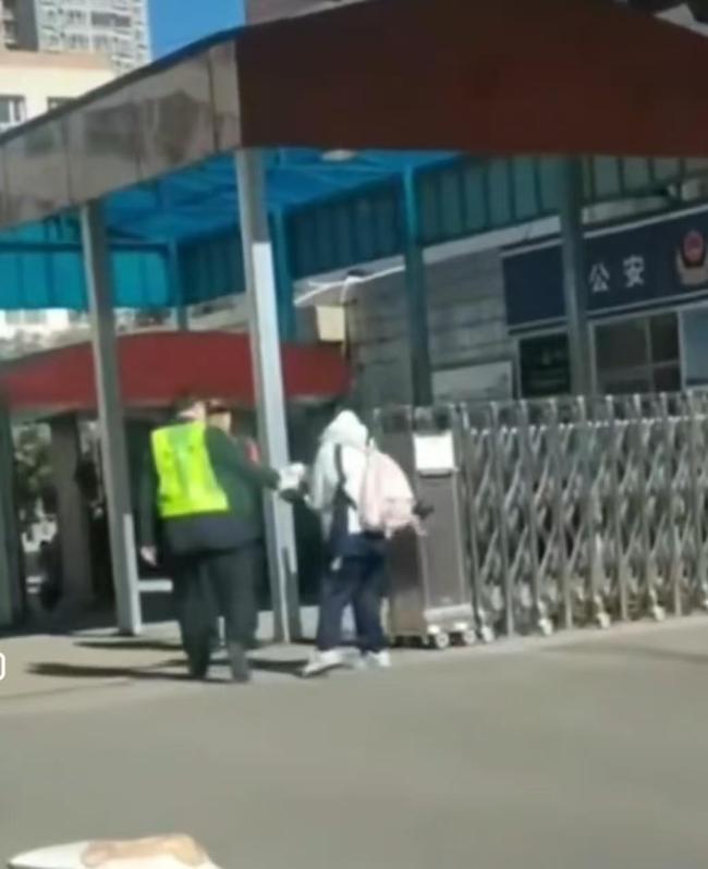 学校回应收走学生电动车和家门钥匙 正调查处理