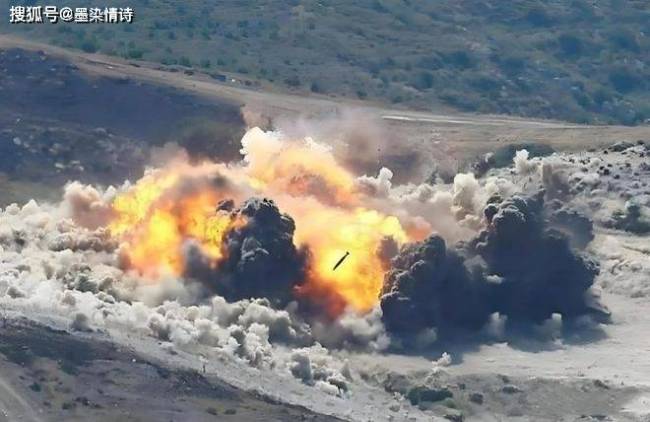 俄军3吨级炸弹打爆乌军阵地：落地剧烈爆炸迸出冲击波 巨大蘑菇云腾起 精准打击改变战场规则