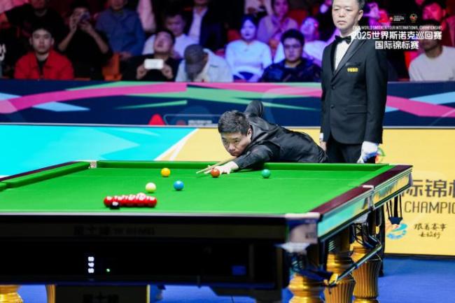 丁俊晖国锦赛首秀4杆破百，6-0零封对手晋级，极限切球太帅了 心态放松状态佳