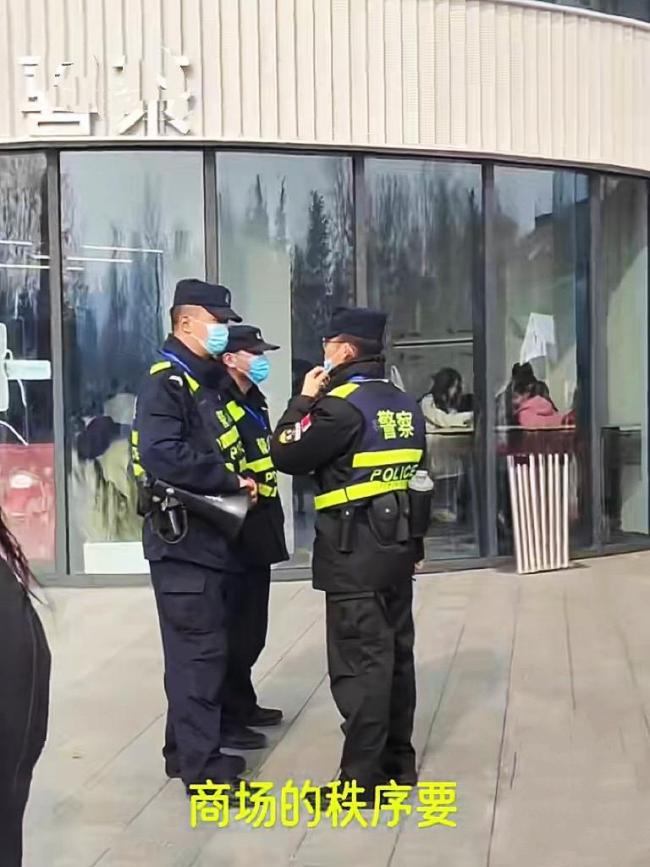 许昌胖东来突发伤人事件 商场保安快速响应控制嫌疑人