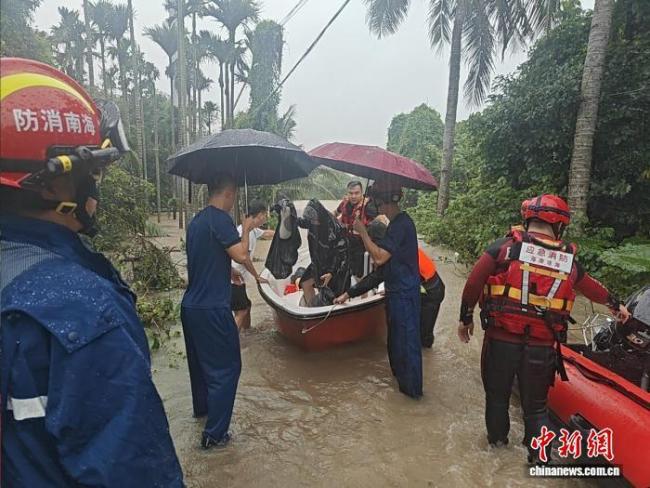 海南暴雨老人被困 消防紧急救援 多地险情频发