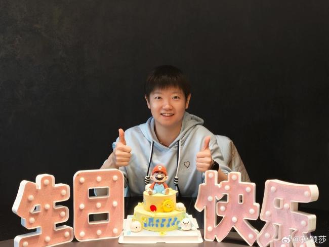 孙颖莎晒25岁生日照