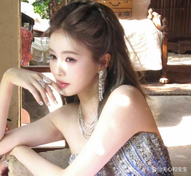 白鹿给小酒窝送礼物 双向欣赏的回应