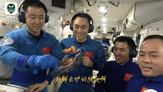 航天员在太空烤的鸡翅也太香了 太空烤箱成新宠