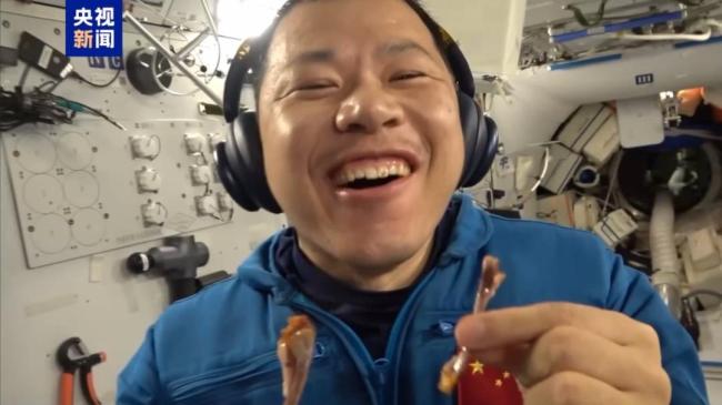 太空烧烤“滋滋冒油”馋坏全球网友 航天员吃香停不下来