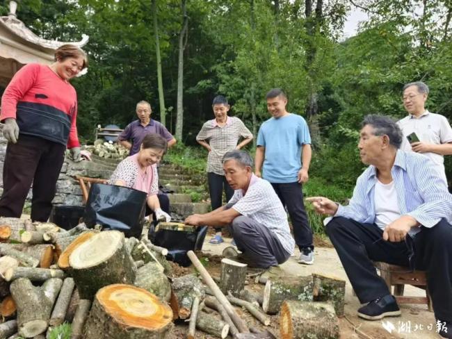 扶贫老书记去世 工资卡余额38.83元 一生奉献留遗产