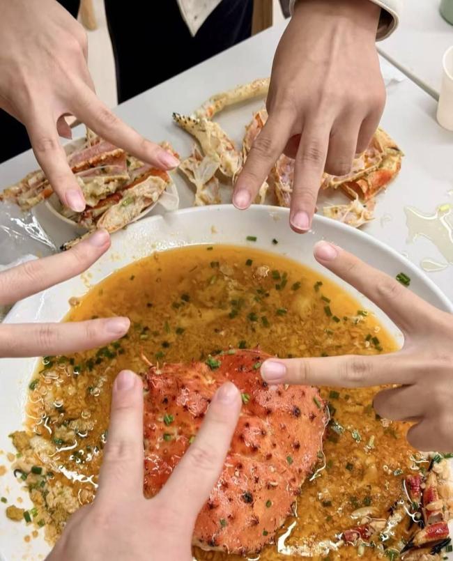 南京大学回应帝王蟹事件 高校食堂推出高档海鲜